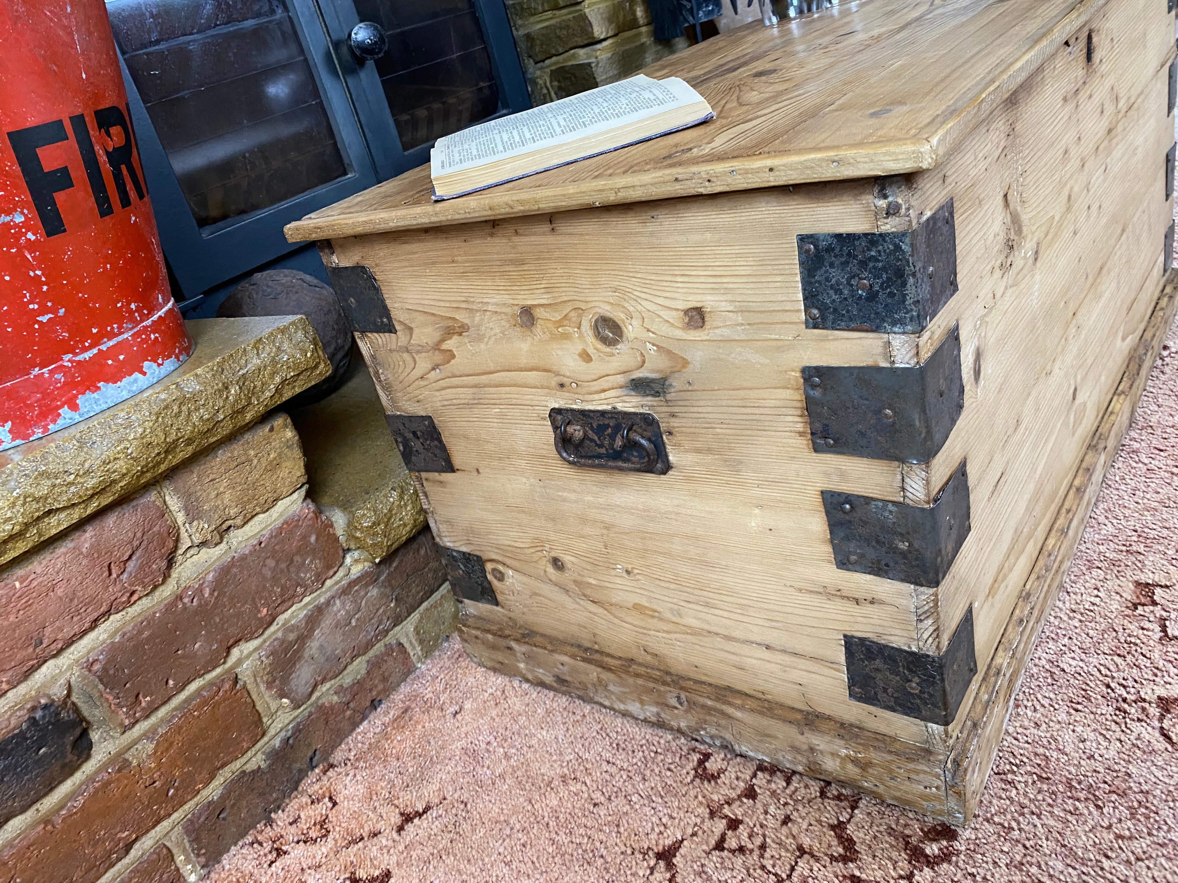 Pine Trunk (82x46x42cm LWH)